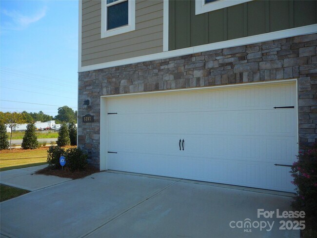 Building Photo - 5207 Maynard Hl Dr