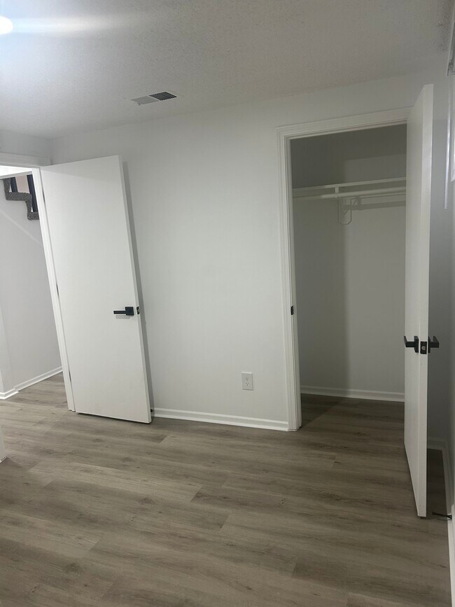 Foto del edificio - 3803 NE Colonial Dr
