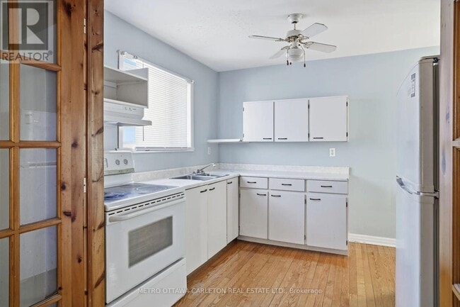 Building Photo - 704 Claude St