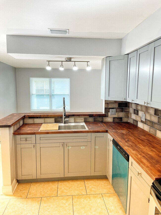Foto del edificio - 7919 Lakeshore Dr