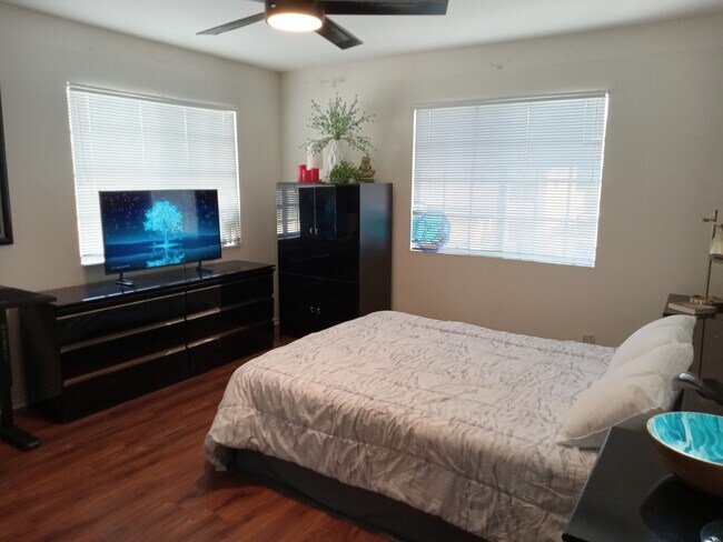 Foto del edificio - 3323 California Ave