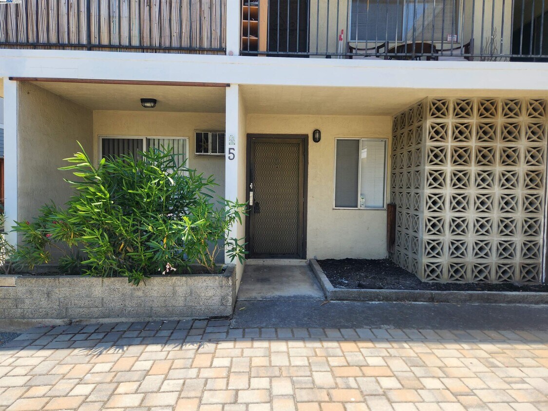 568 St John St Unit 5, Pleasanton, CA 94566 Condo for Rent in