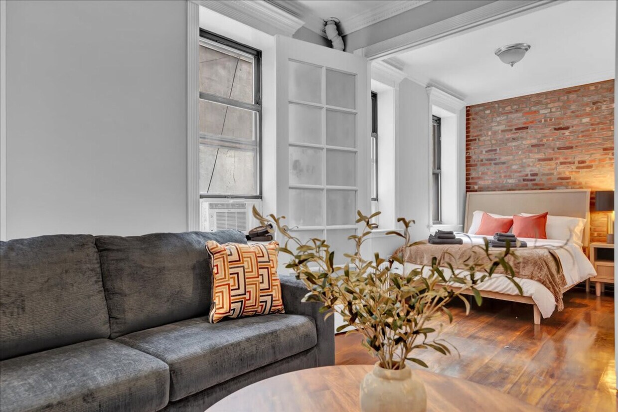 Primary Photo - 346 E 18th St