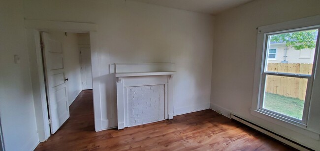 Building Photo - 3 Bedroom 1 Bathroom House