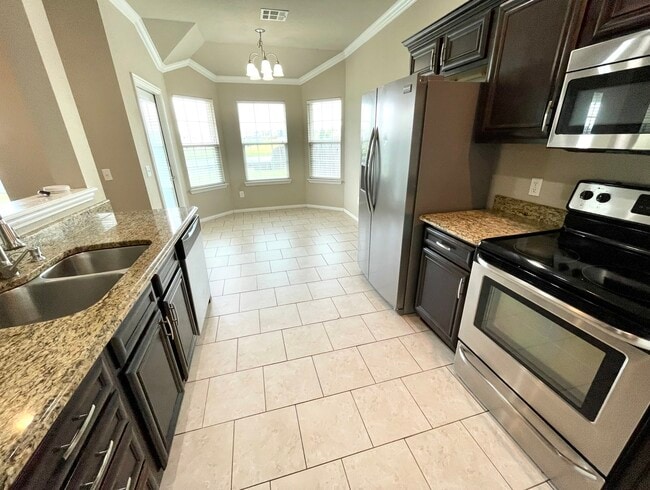 Foto del edificio - 4820 Lakeshore Dr