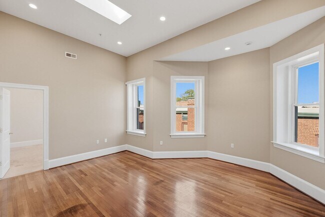 Foto del edificio - Columbia Heights Penthouse Condo | 1 Bed | 1 Bath | 600 Sf