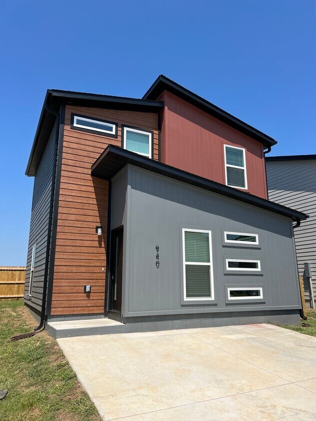 Foto principal - LEASING SPECIAL 1/2 OFF FIRST MONTHS RENT!...