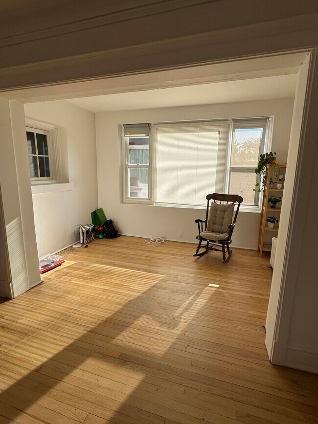 Foto del edificio - 3619 N Pine Grove Ave
