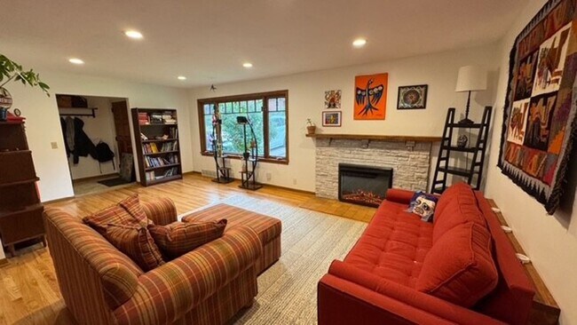 Building Photo - Fully Furnished 3 Bed 1 Bath Home Now Rent...