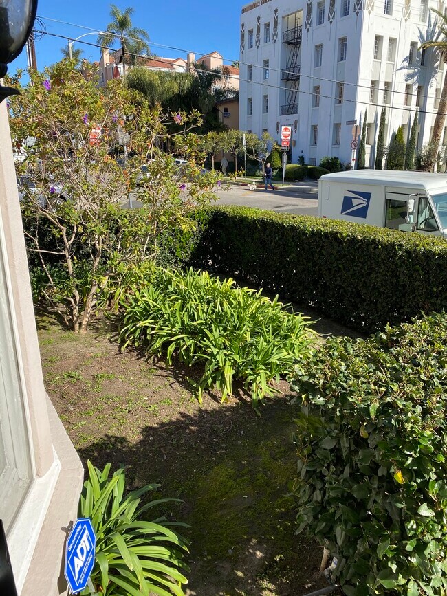 Foto del edificio - 401 South Cloverdale Avenue