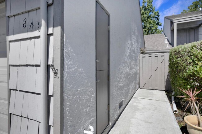 Building Photo - 848 Erickson Ln