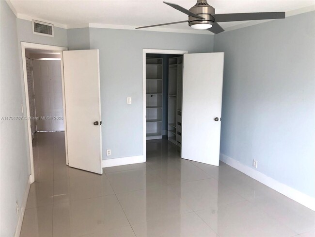 Foto del edificio - 8290 Lake Dr
