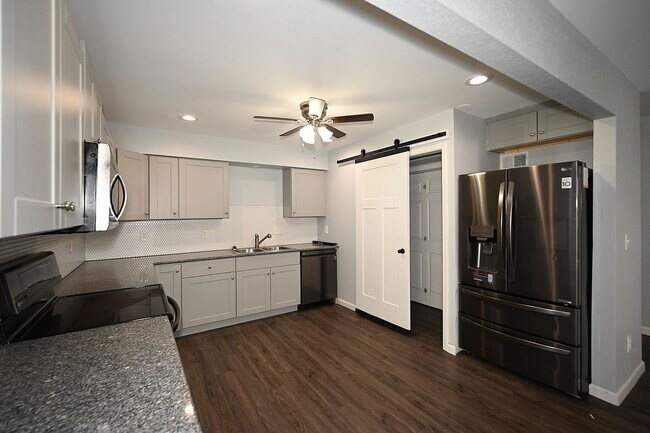 Foto del edificio - This is a 3 bedroom, 2 bath Duplex with a ...
