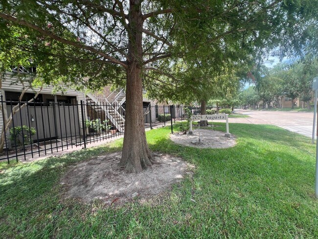 Building Photo - 2025 Augusta Dr