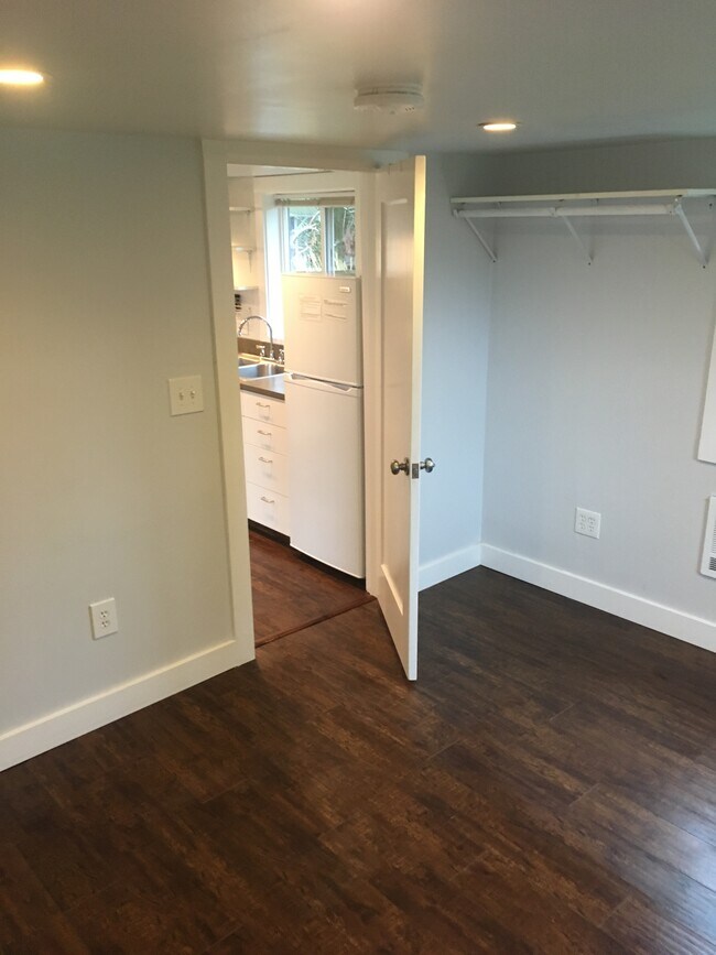 Almacenamiento de ropa para el dormitorio - 804 E Magnolia Ave