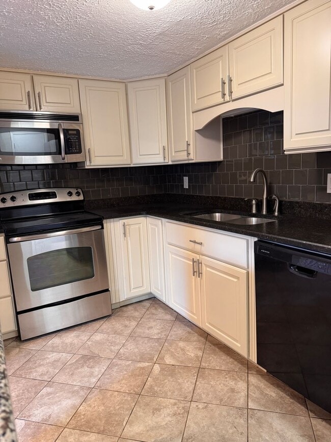 3 Bedroom || 2.5 Bathroom - Townhome - 3 Bedroom || 2.5 Bathroom - Townhome