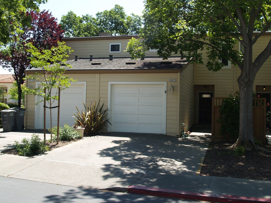 Primary Photo - Stunning 1 Bedroom 1.5 bath townhouse in d...