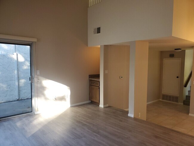 Foto del edificio - Fabulous Fletcher Hills remodeled townhome.