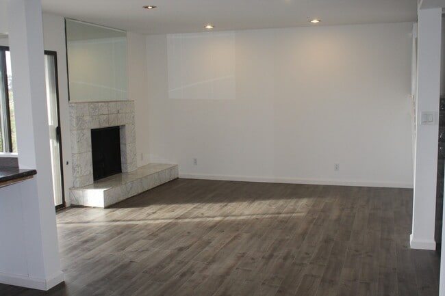 Building Photo - Waterfront 3 Bedroom and 2 1/2 Bath Home i...