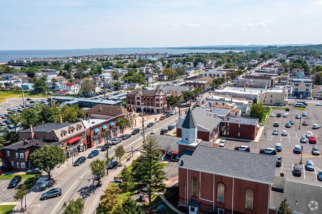 There are many stores and restaurants lining Broadway Avenue in South Amboy, NJ.