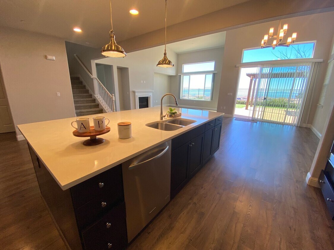 Foto principal - Advent -Immaculate Four Bedroom Home W/ Tw...