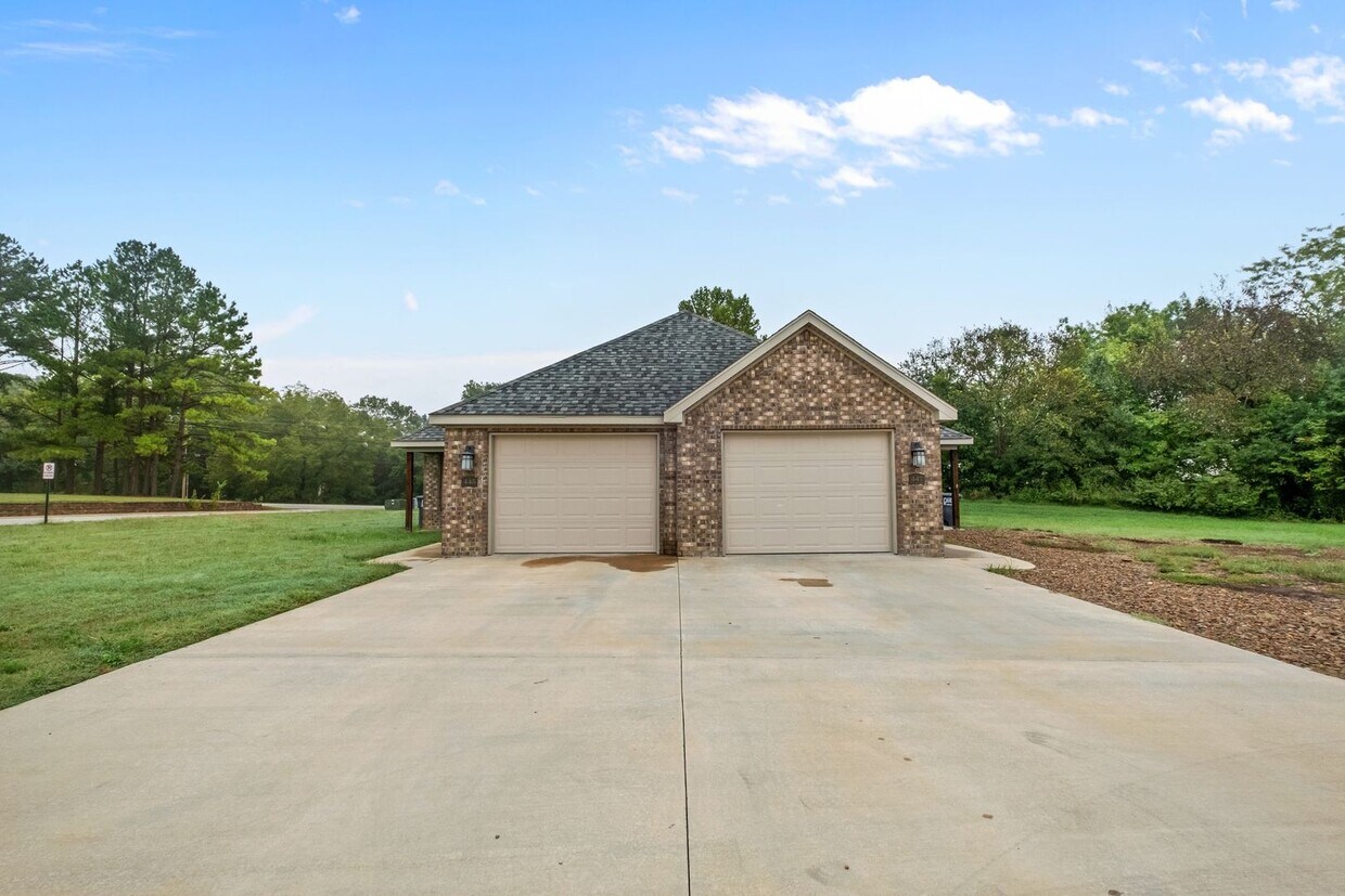 445 Oakwoods Dr Unit 445, Elkins, AR 72727 Room for Rent in Elkins, AR