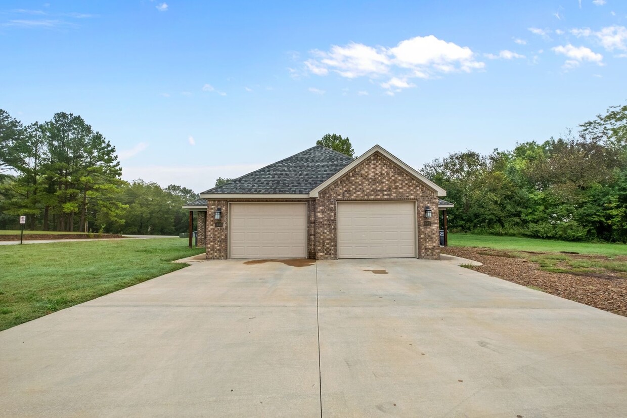 Primary Photo - 445 Oakwoods Dr Duplex