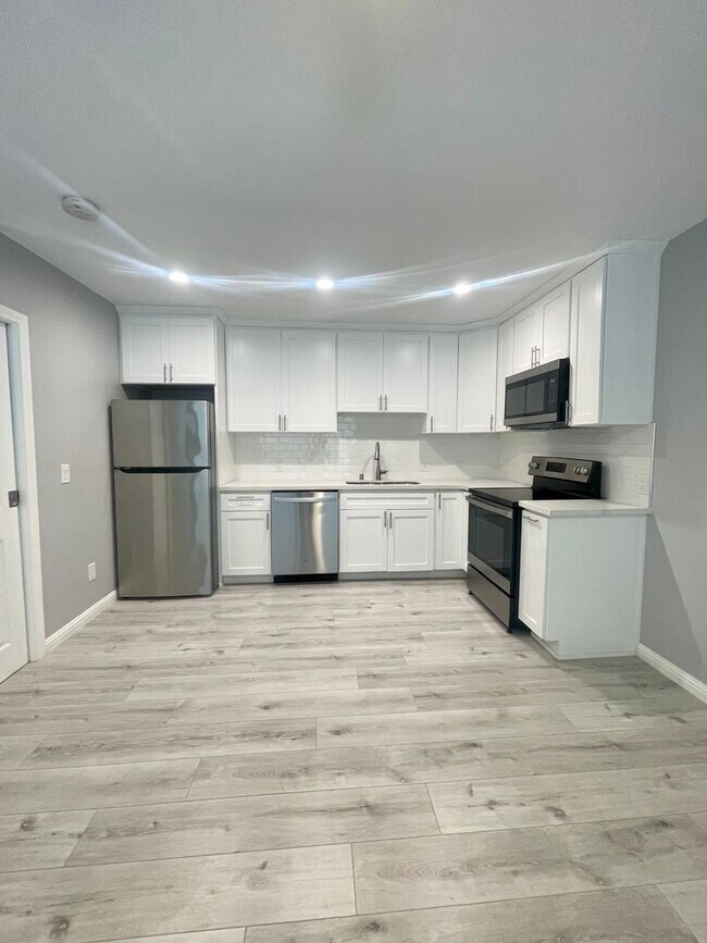 Building Photo - Fully Remodeled Modern 1 Bed / 1 Bath Apartment in Quiet Redondo Beach Complex