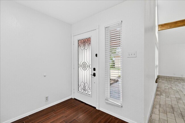 Building Photo - 5025 Romford Dr