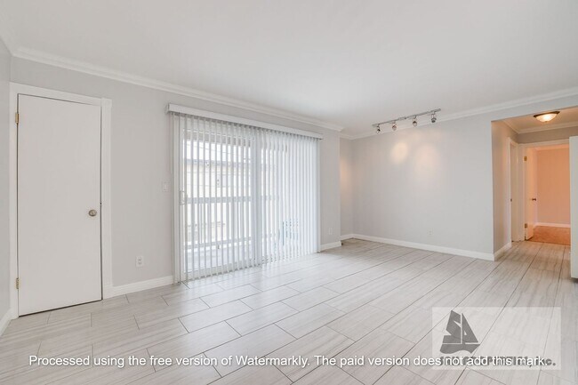 Building Photo - Lovely Condo on 2nd block in Downtown Hunt...