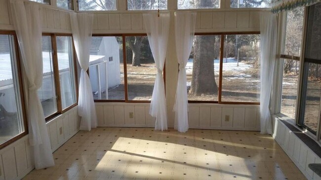 Foto del edificio - Large 3 bedroom house, washer & dryer, yar...