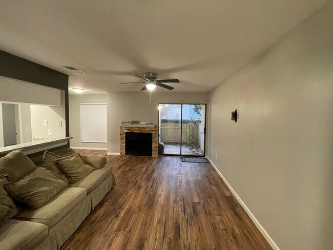 Foto del edificio - 821 W Harwood Rd