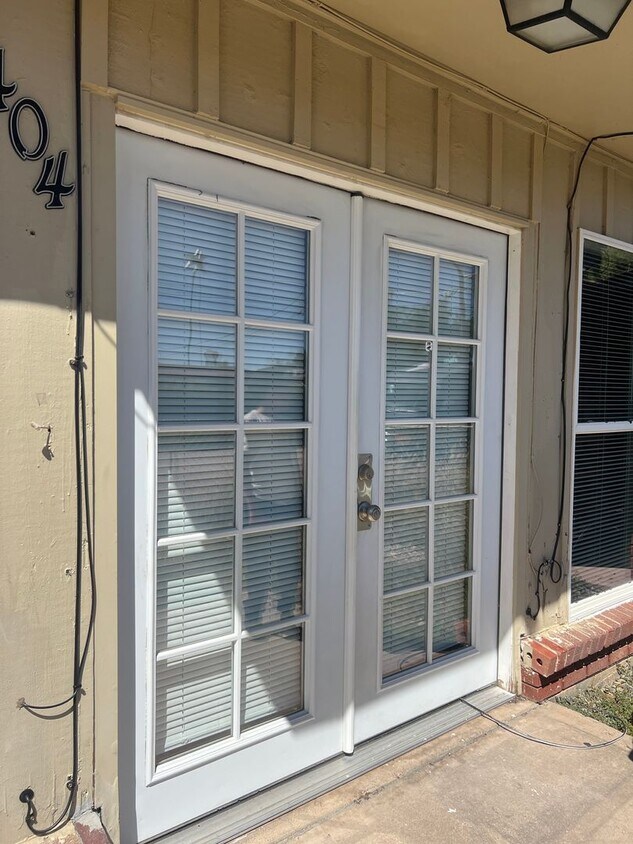 Foto principal - Freshly Painted 3 bed 1 bath with fenced f...