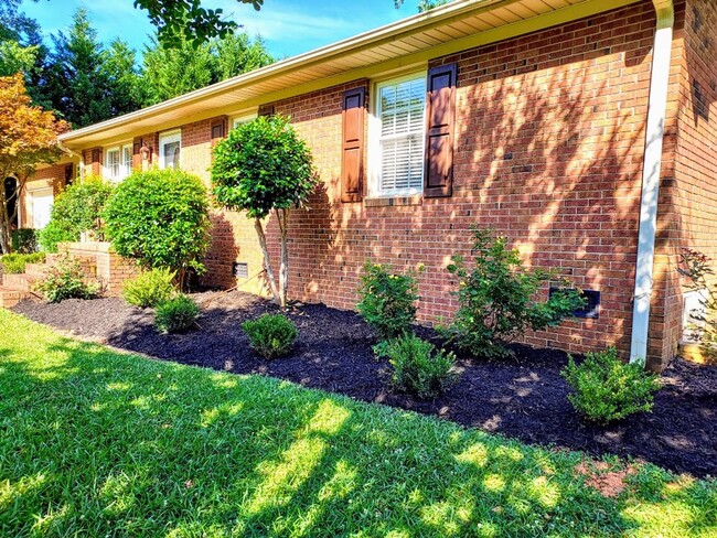 Foto del edificio - 3 Bedroom Brick Home