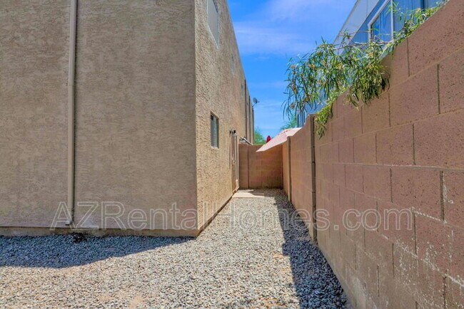 Building Photo - 1712 E Pepper Cir