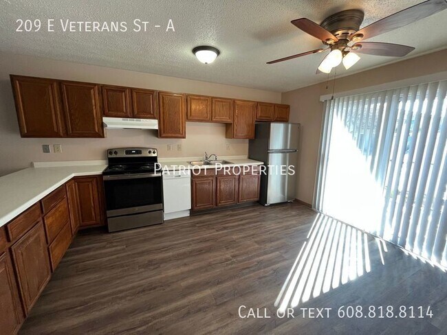 Foto del edificio - 209 E Veterans St