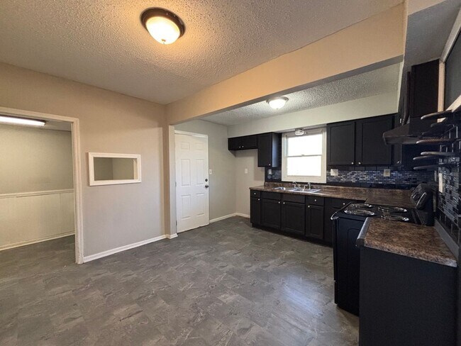 Foto del edificio - Spacious 2BR + Den with Huge Deck & Hardwood Floors