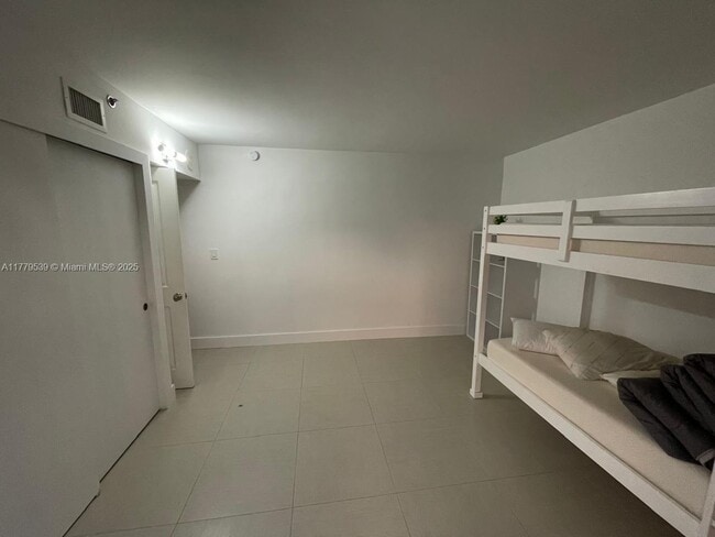 Foto del edificio - 8877 Collins Ave