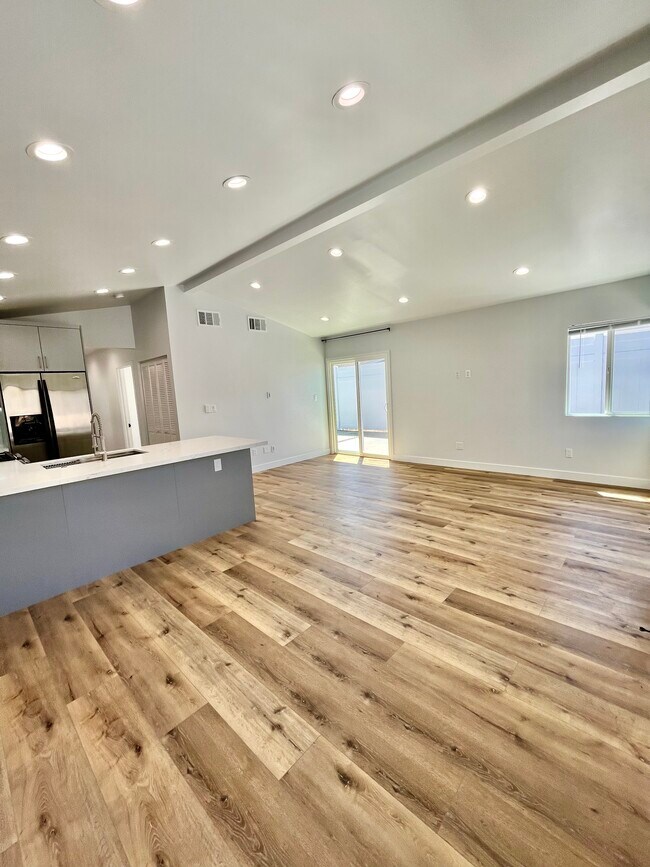 Living Room vaulted ceiling - 8540 Jumilla Ave