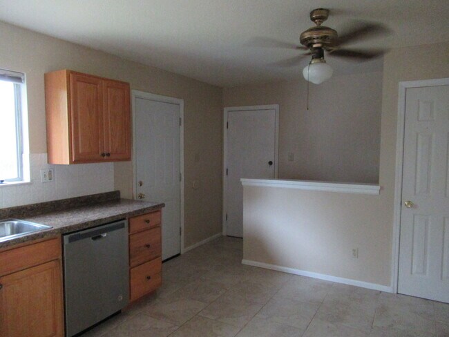 Building Photo - 608 Summit Hills Dr
