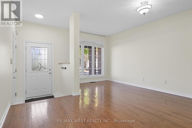 Building Photo - 119 Deerfox Dr