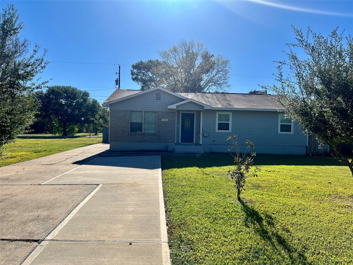 Foto principal - 3311 Crestmeadow Dr