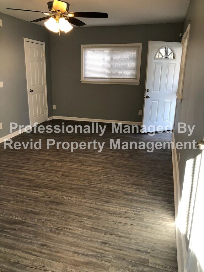 Building Photo - UTILITIES INCLUDED 3 Bed 1 Bath Home
