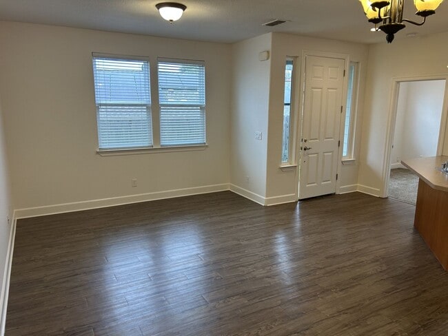 Building Photo - NB T 403-405