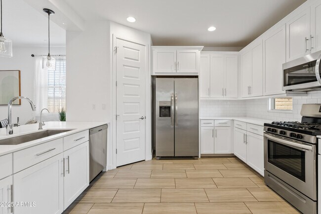 Building Photo - 2204 E Kelly Dr