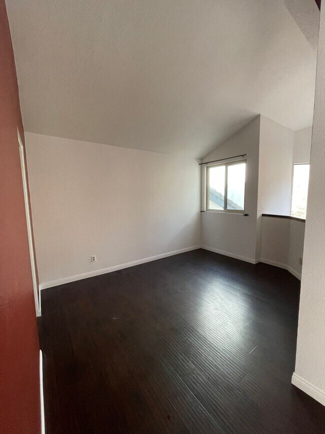 Foto del edificio - Beautiful townhouse available near Mission...