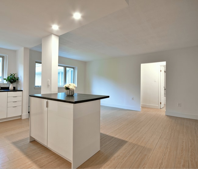 Building Photo - Elroy Apartments
