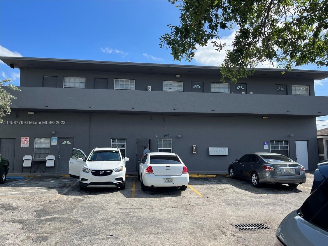 5010 Pembroke Rd Unit 2, Hollywood, FL 33021 Condo for Rent in