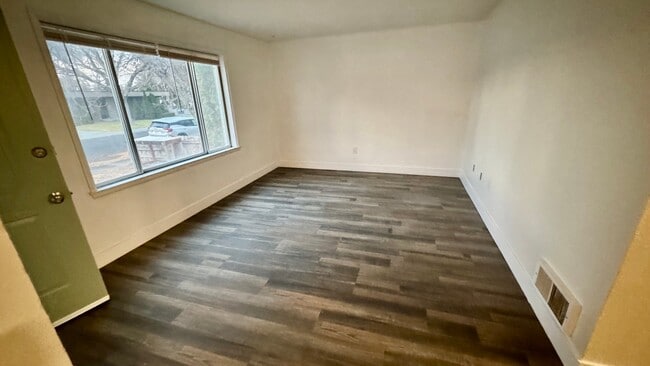Building Photo - 505 Linden Dr