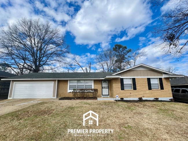 Spacious 4BR/2.5BA in 38134 | Hardwood Floors, 2-Car Garage & Fenced Yard - Spacious 4BR/2.5BA in 38134 | Hardwood Floors, 2-Car Garage & Fenced Yard House